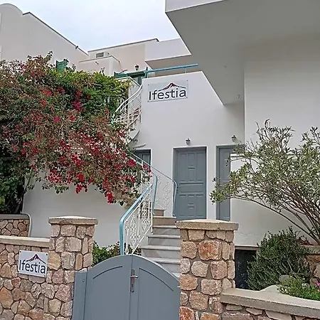 アパートホテル Ifestia Kamári